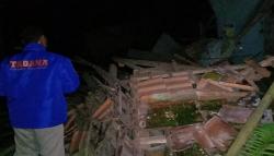 Diterjang Hujan Deras, Rumah di Pangandaran Ambruk, Penghuni Luka-luka<