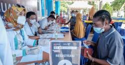 Dukung Tercapai Herd Immunity, Sandiaga Uno Tinjau Vaksinasi Pelaku Parekraf Raja Ampat