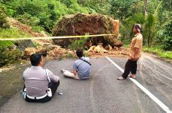 Longsor Batu Besar di Gunung Gajah Tutup Jalan, Jalur Damri YIA-Borobudur Dialihkan