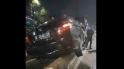 Sedan Hitam Hantam Separator Bus Transjakarta hingga Tersangkut di Jalan Perintis Kemerdekaan