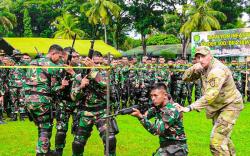 Prajurit Yonif Raider 300-US Army Berbagi Ilmu Pertempuran Jarak Dekat<