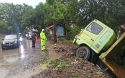 Kehabisan Solar, Truk Tronton Mati Mesin di Tanjakan lalu Terperosok ke Jurang