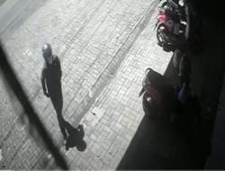 Terekam CCTV, 2 Pencuri di Maros Gasak Uang Rp30 Juta dalam Jok Motor