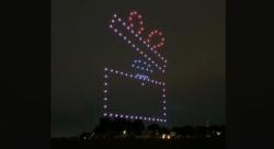 Romantisnya, Pria Ini Lamar Kekasih dengan Atraksi Spektakuler Puluhan Drone 