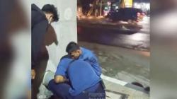 Tim Damkar Ambilkan Ponsel Warga Tercebur ke Gorong-Gorong, Netizen Tanya Bayar Berapa?