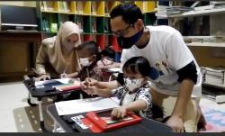 Antusiasme Anak-anak Desa Pagerdawung Kendal Mewarnai Gambar dengan Meja Bantuan MNC Peduli