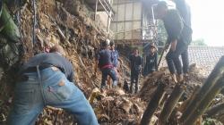 Tanah Longsor Terjang Dago Bandung, 2 Rumah Warga Rusak Parah<