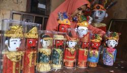 Warga Depok Buat Boneka Pakaian Adat, Dijual Rp350.000 Sepasang