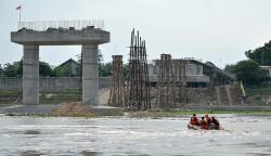 Pencarian 7 Korban Perahu Terbalik di Sungai Bengawan Solo