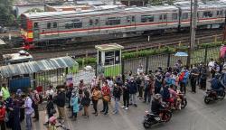 Potret Antrean Panjang Calon Penumpang KRL hingga Luar Stasiun Bojonggede