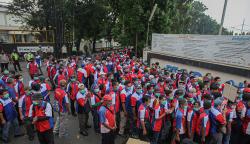 Protes PHK, Ratusan Buruh Tutup Jalan Pasar Rebo