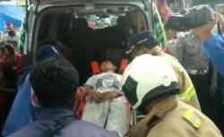 Dramatis, Damkar Evakuasi Kernet dan Sopir Mobil Hantam Pohon di Cakung