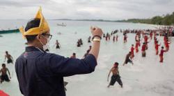 Sandiaga Uno Terpukau Lihat Pantai Ngurbloat di Maluku Tenggara: Pasirnya Sehalus Bedak