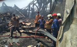 Kebakaran Pabrik Korek Tangerang, Api Masih Terlihat Hari Ini<