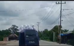 Video Viral, Siswi di OKI Menantang Maut Bergelantungan di Angkutan Umum 