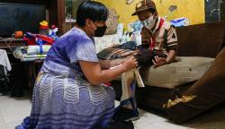 MNC Peduli Berikan Sepatu Khusus untuk Bocah Alami Kelainan Kaki sejak Lahir