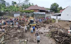 Banjir Bandang di Batu, Ini Potret Lumpur hingga Sapi Tergeletak di Teras Rumah