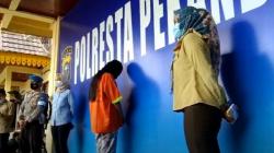 Asisten Rumah Tangga Berkulit Mulus Nekat Live Sex Demi Komisi Rp3,9 Juta