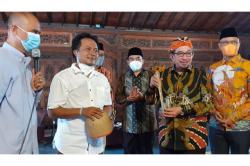   Salim Segaf Al-Jufri Diberi Hadiah Sebilah Keris oleh Dalang Muda dari Gunungkidul