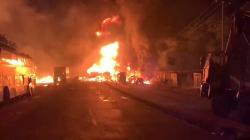 Truk Tangki BBM Meledak di Depan Supermarket, 99 Orang Tewas Terbakar