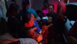 Tagana Depok Evakuasi 12 Orang Terjebak Banjir, 1 Orang Sakit