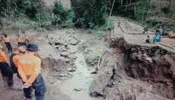 Imbas Banjir Bandang, Warga Kampung Cilegong Garut Terisolasi<