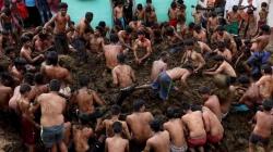 Meriahkan Festival Diwali, Warga India Saling Lempar Kotoran Sapi