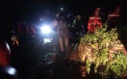 Pohon Tumbang Timpa Mobil dan Rumah, 3 Jam Jalur Sukabumi Macet Total<