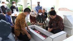 Kunjungi Orang Tua Gilang, Ini yang Disampaikan Rektor UNS 