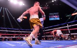 Dibuat Babak Belur Canelo Alvarez, Caleb Plant Dilarikan ke Rumah Sakit