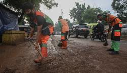 Tanggul Kali Baru Jebol Menyisakan Lumpur di Jalanan Hek Kramat Jati