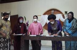 Luncurkan Buku 103 Karya Kartini Indonesia, GKR Hemas Kagum Inovasi Batik Ecoprint