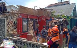 3 Rumah di Sukabumi Ambruk akibat Hujan Deras Disertai Angin Kencang<
