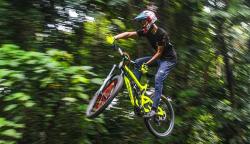 Berlatih Skill Sepeda Gunung di Hutan Universitas Indonesia