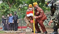 LVRI Pasang Bambu Runcing di Makam Keluarga Besar Brigade XVII Tentara Pelajar