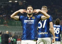 Calhanoglu Serang Ibrahimovic: Anda Tak Berkontribusi Cuma Numpang Scudetto di AC Milan