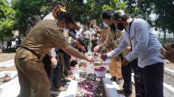 Eks Napiter di Sukoharjo Ikut Kerja Bakti Bersihkan Taman Makam Pahlawan 