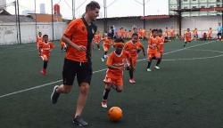 KNVB World Coaches Latih Anak-Anak Bermain Sepak Bola