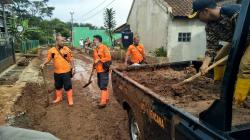 Jalan Saguling Masih Dipenuhi Lumpur dan Licin, Pengendara Belum Bisa Melintas