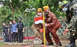 Peringati Hari Pahlawan, LVRI Pasang Bambu Runcing di Makam 7 Pejuang Kemerdekaan RI