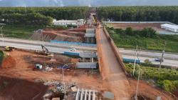 Pengerjaan Erection Girder Overpass KIT, Ruas Tol Batang–Semarang Buka Tutup Jalur<