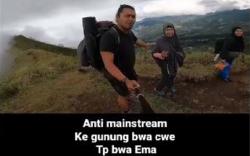 Viral Pemuda Ini Naik Gunung Bukan dengan Pacar, tapi Bersama Ibunda Tercinta