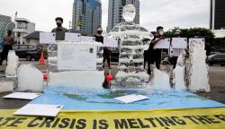 Aksi Greenpeace Kirim 1.000 Kartu Pos Rakyat untuk Presiden Jokowi