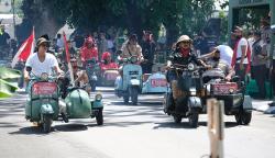 Pawai Kendaraan Klasik Peringati Hari Pahlawan
