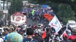 Tuntut UMK 2022 Naik 10 Persen, Buruh Purwakarta Blokade Jalan Arteri Jakarta-Bandung<