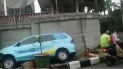 Taksi Tabrak Tiang Rambu hingga Terjebak di Selokan di Dekat Kedubes Rusia