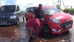 Jalan Trans Kalimantan Pulang Pisau Terendam Banjir, Mobil Pengendara Terperosok