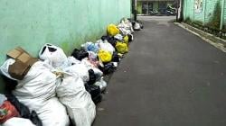 Petugas UPT Kebersihan DLH KBB Kewalahan, Banyak Sampah Belum Diangkut 