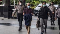 Malu Ditangkap KPK, Kepala Kantor Pajak Tutup Tangan yang Diborgol dengan Jaket
