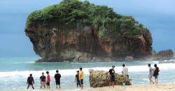 Pesona Pantai Jungwok Gunungkidul, Eksotis Ada Batuan Karang Mirip di Tanah Lot   